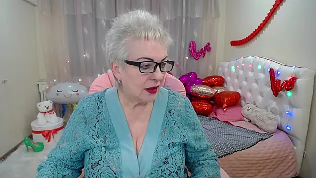 Snapshot of KayleSmoll chatting on 02.08.25 KayleSmoll online show from 02.08.25