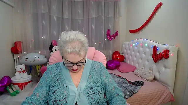 Snapshot of KayleSmoll chatting on 02.13.25 KayleSmoll online show from 02.13.25