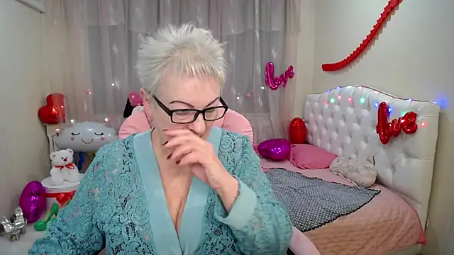 Snapshot of KayleSmoll chatting on 02.15.25 KayleSmoll online show from 02.15.25