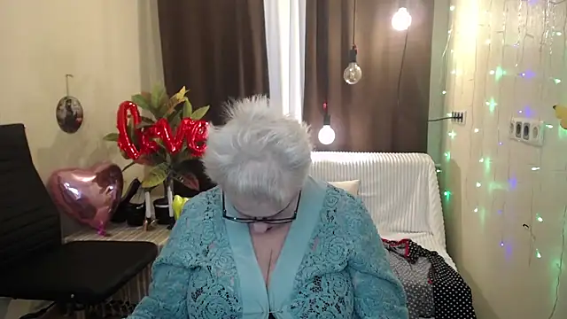 Snapshot of KayleSmoll chatting on 02.16.25 KayleSmoll online show from 02.16.25