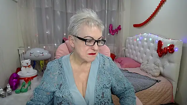 Snapshot of KayleSmoll chatting on 02.20.25 KayleSmoll online show from 02.20.25