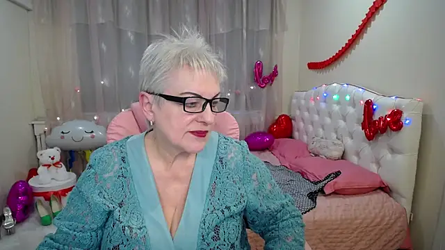 Snapshot of KayleSmoll chatting on 02.26.25 KayleSmoll online show from 02.26.25