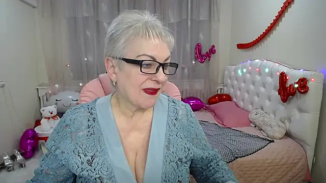 Snapshot of KayleSmoll chatting on 03.06.25 KayleSmoll online show from 03.06.25