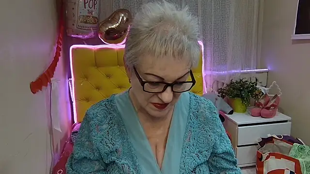 Snapshot of KayleSmoll chatting on 03.16.25 KayleSmoll online show from 03.16.25