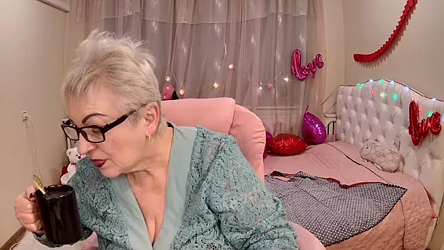 Snapshot of KayleSmoll chatting on 03.20.25 KayleSmoll online show from 03.20.25