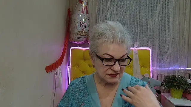 Snapshot of KayleSmoll chatting on 03.22.25 KayleSmoll online show from 03.22.25