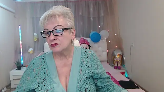 Snapshot of KayleSmoll chatting on 10.08.25 KayleSmoll online show from 10.08.25