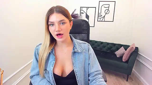 SelenaeMoore online show from 10.12.25