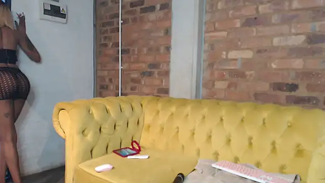 Snapshot of Kylie_Hairy_Bbc chatting on 09.18.25 Kylie Hairy Bbc online show from 09.18.25