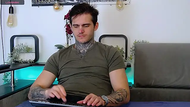 Snapshot of CarterCole chatting on 03.08.25 CarterCole online show from 03.08.25