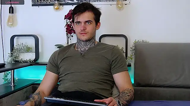 Snapshot of CarterCole chatting on 03.08.25 CarterCole online show from 03.08.25