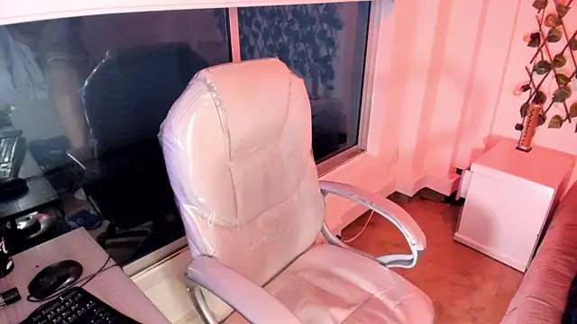 Snapshot of Vic_beckeer chatting on 10.26.25 Vic beckeer online show from 10.26.25