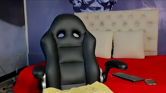 Snapshot of lola_red95 chatting on 02.15.25 lola red95 online show from 02.15.25