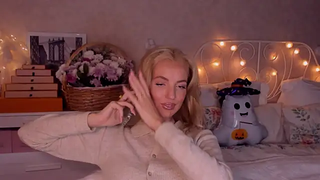 Snapshot of aestetick chatting on 10.18.25 aestetick online show from 10.18.25