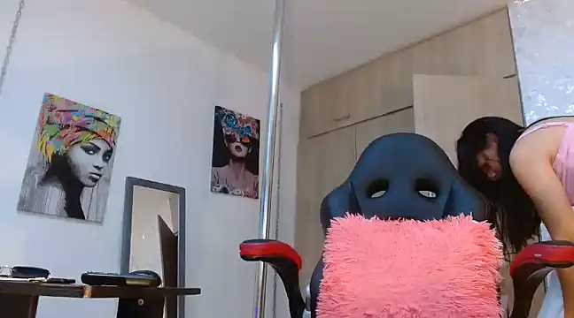 Snapshot of PaulinaRubio_ chatting on 12.28.24 PaulinaRubio online show from 12.28.24