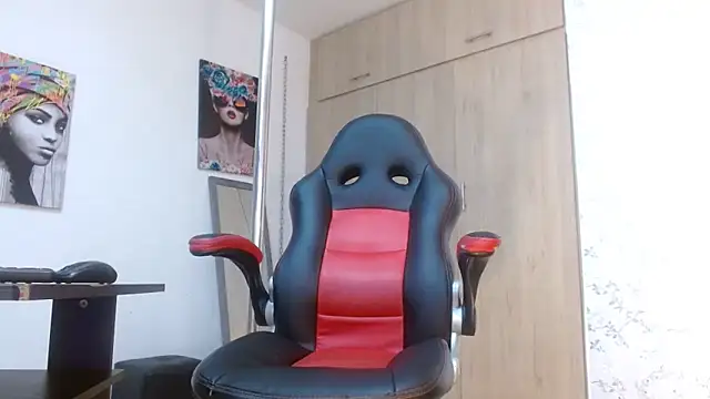 Snapshot of PaulinaRubio_ chatting on 01.07.25 PaulinaRubio online show from 01.07.25