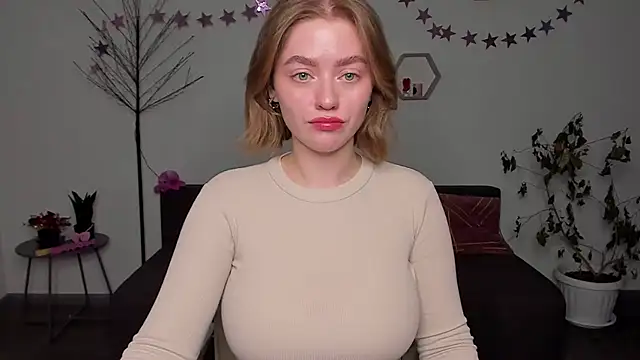 Snapshot of AidaPerry chatting on 12.22.24 AidaPerry online show from 12.22.24