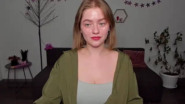 Snapshot of AidaPerry chatting on 12.23.24 AidaPerry online show from 12.23.24