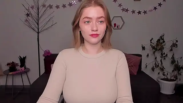 Snapshot of AidaPerry chatting on 12.28.24 AidaPerry online show from 12.28.24