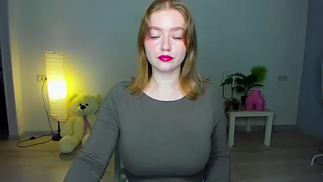 Snapshot of AidaPerry chatting on 10.04.25 AidaPerry online show from 10.04.25