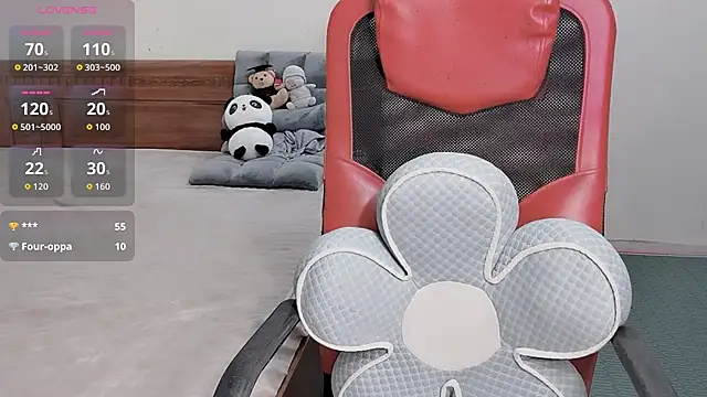 Snapshot of TrinhH_Nabbi chatting on 11.18.25 TrinhH Nabbi online show from 11.18.25