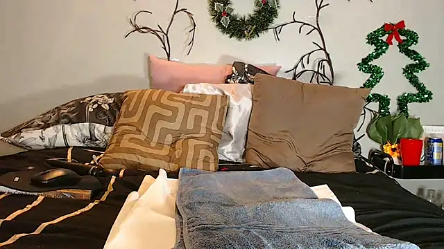 Snapshot of FRUITOFEDEN01 chatting on 12.24.24 FRUITOFEDEN01 online show from 12.24.24