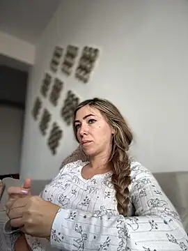 RaquelleDevon online show from 12.16.25