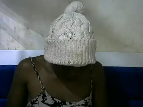 Snapshot of beauty_petite chatting on 12.11.24 beauty petite online show from 12.11.24