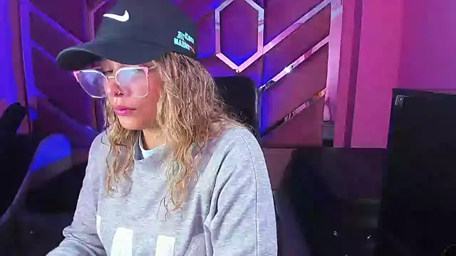 Snapshot of Olivia_Fox69 chatting on 02.18.25 Olivia Fox69 online show from 02.18.25