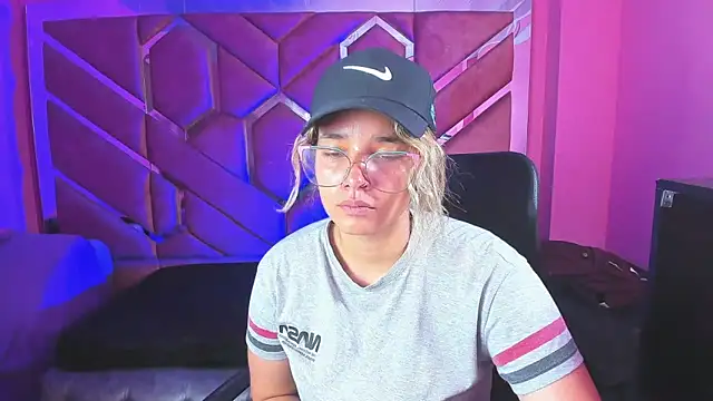 Snapshot of Olivia_Fox69 chatting on 02.19.25 Olivia Fox69 online show from 02.19.25