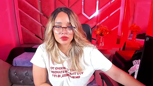 Snapshot of Olivia_Fox69 chatting on 10.17.25 Olivia Fox69 online show from 10.17.25