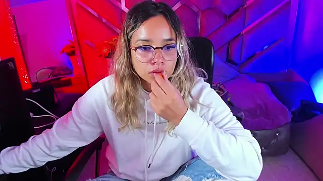 Snapshot of Olivia_Fox69 chatting on 11.29.25 Olivia Fox69 online show from 11.29.25