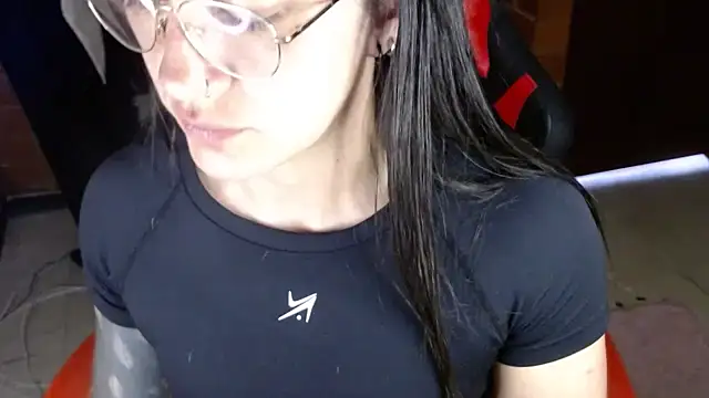 Snapshot of dannafitness chatting on 02.24.25 dannafitness online show from 02.24.25