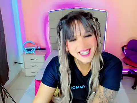 Snapshot of TaylorMon chatting on 01.12.25 TaylorMon online show from 01.12.25