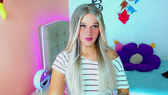 Snapshot of TaylorMon chatting on 10.10.25 TaylorMon online show from 10.10.25