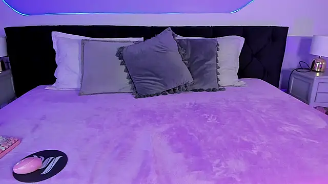 Julieta Cortes   online show from 09.19.25