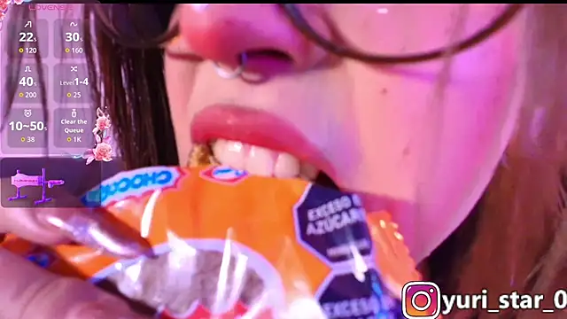 Snapshot of Yuri_Stars chatting on 11.23.25 Yuri Stars online show from 11.23.25