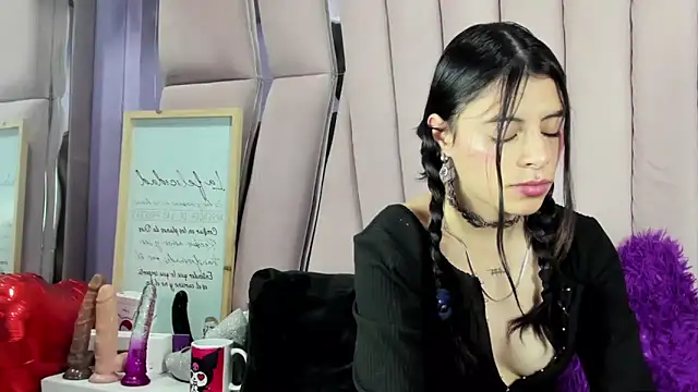 Snapshot of Sasha_Petitte chatting on 09.20.25 Sasha Petitte online show from 09.20.25