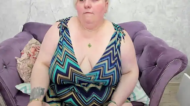 Snapshot of fashiona chatting on 02.11.25 fashiona online show from 02.11.25