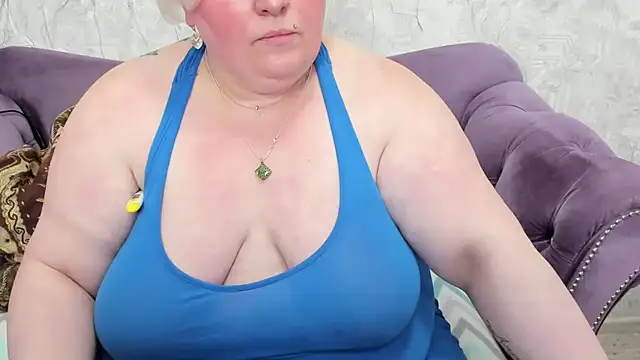 Snapshot of fashiona chatting on 03.07.25 fashiona online show from 03.07.25