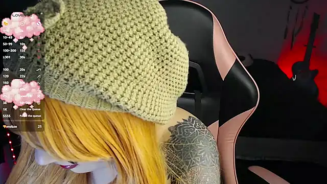 Snapshot of Theprojectsaraa chatting on 10.19.25 Theprojectsaraa online show from 10.19.25