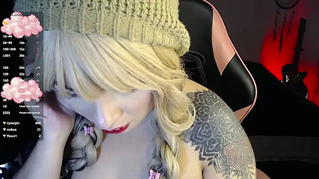 Snapshot of Theprojectsaraa chatting on 10.20.25 Theprojectsaraa online show from 10.20.25