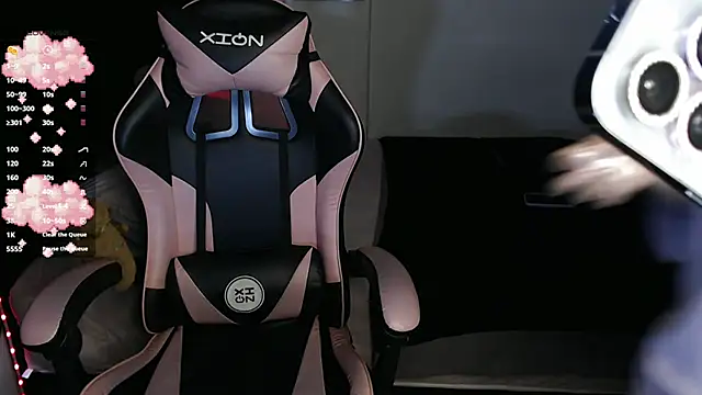 Snapshot of Theprojectsaraa chatting on 10.30.25 Theprojectsaraa online show from 10.30.25