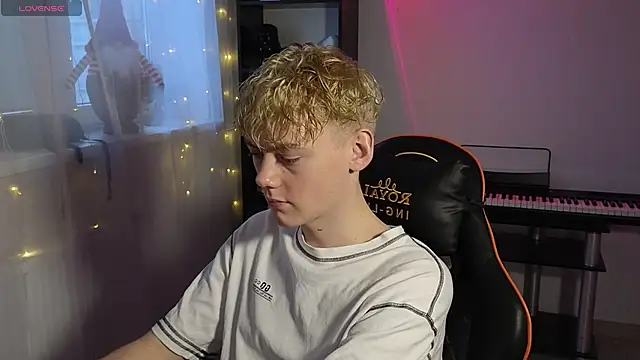 Snapshot of Keytaro chatting on 03.02.25 Keytaro online show from 03.02.25