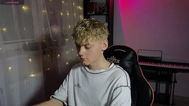 Snapshot of Keytaro chatting on 03.05.25 Keytaro online show from 03.05.25