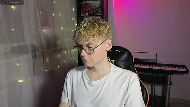 Snapshot of Keytaro chatting on 03.08.25 Keytaro online show from 03.08.25