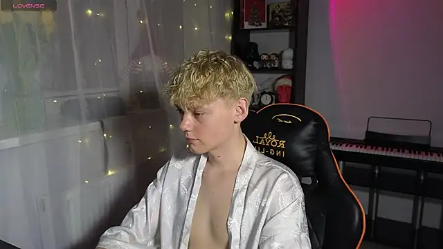 Snapshot of Keytaro chatting on 03.11.25 Keytaro online show from 03.11.25