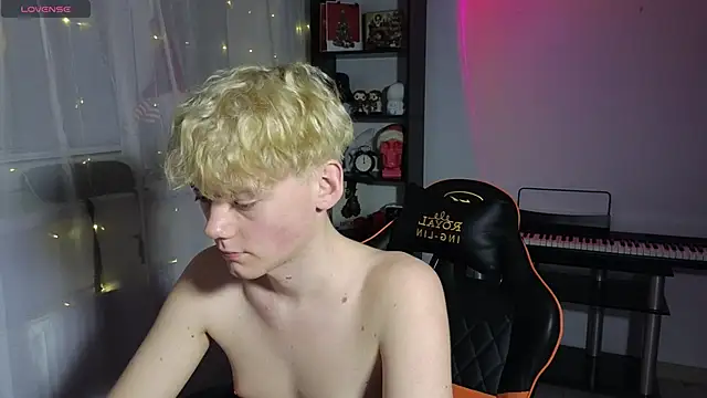 Snapshot of Keytaro chatting on 03.11.25 Keytaro online show from 03.11.25