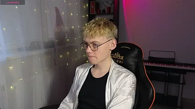 Snapshot of Keytaro chatting on 03.18.25 Keytaro online show from 03.18.25