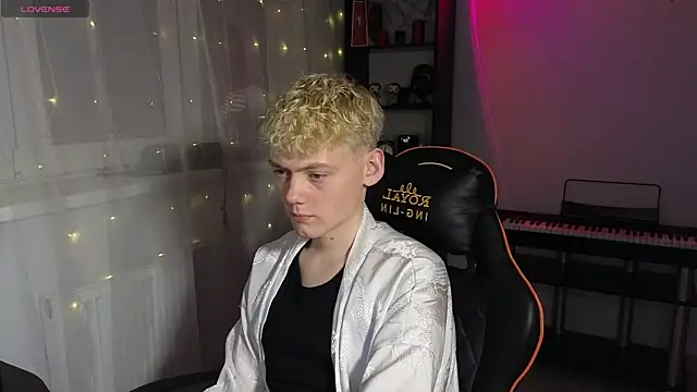 Snapshot of Keytaro chatting on 03.18.25 Keytaro online show from 03.18.25